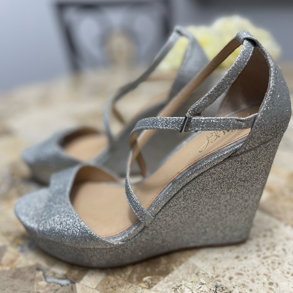 Jewel Bagley Mischka silver glitter wedges - Picture 9 of 11